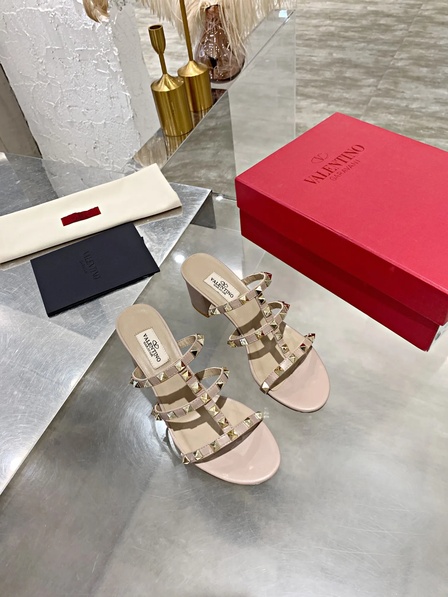✨Ex-factory price p440✨ Women's shoes, women's clothing, Warren thick-heeled sandals) VT rivet series is definitely a classic! Since the launch of the Rockstud Collection series, it has become one of the important iconic elements of Valentino! Domineering rivets are a must-have item in every woman’s shoe wardrobe! Created from the original, perfectly reproduced! Heel height: 6 cm, flat bottom, size 34-42, leather outsole